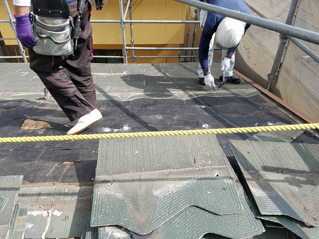 スレート板を釘を抜いて撤去